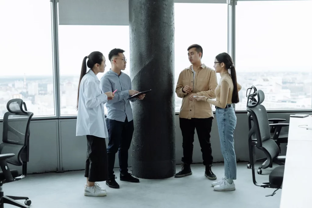 Tim profesional berdiskusi di kantor modern tentang otomatisasi HR dan solusi SDM digital untuk bisnis Indonesia