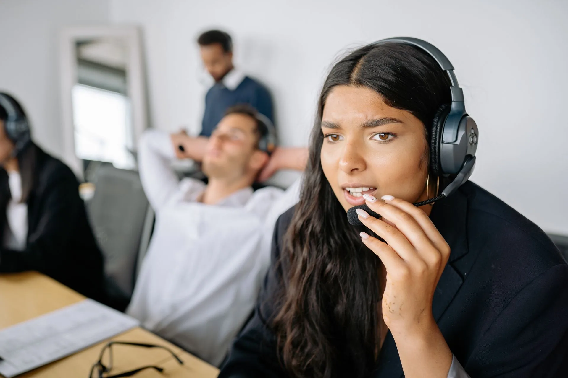 Wanita profesional dengan headset melayani follow-up pelanggan di call center