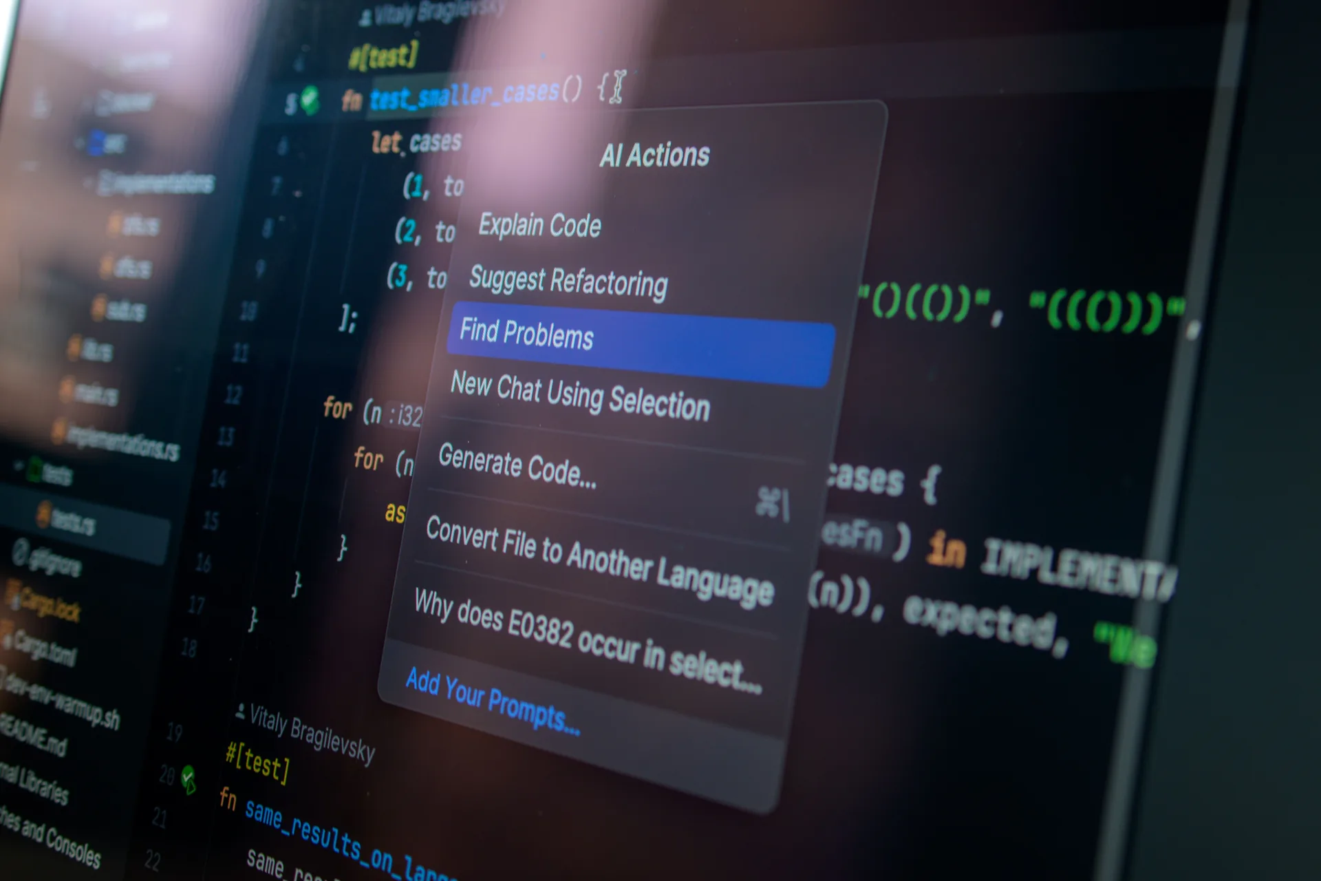 Integrasi AI ke aplikasi bisnis: layar komputer menampilkan kode program dengan menu aksi AI untuk pengembangan perangkat lunak