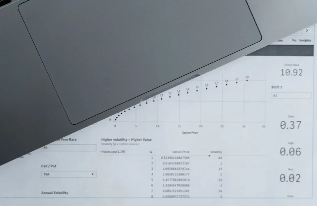 Tampilan atas dokumen analisis data dan laptop, ilustrasi RAG untuk perusahaan Indonesia yang membuat AI menjawab dari data bisnis