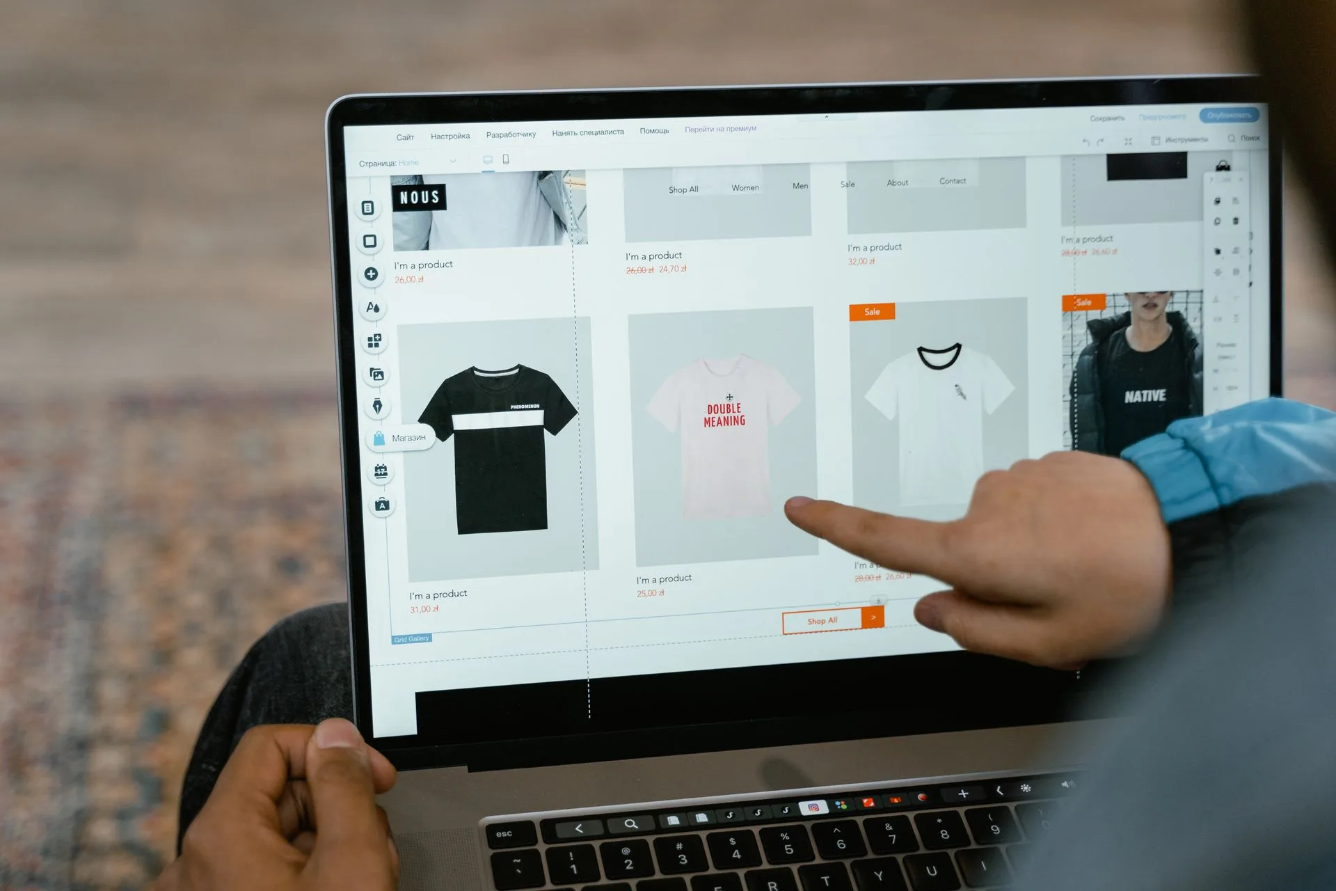 Website toko online dengan AI di layar laptop, ilustrasi cara membuat toko online untuk UMKM Indonesia