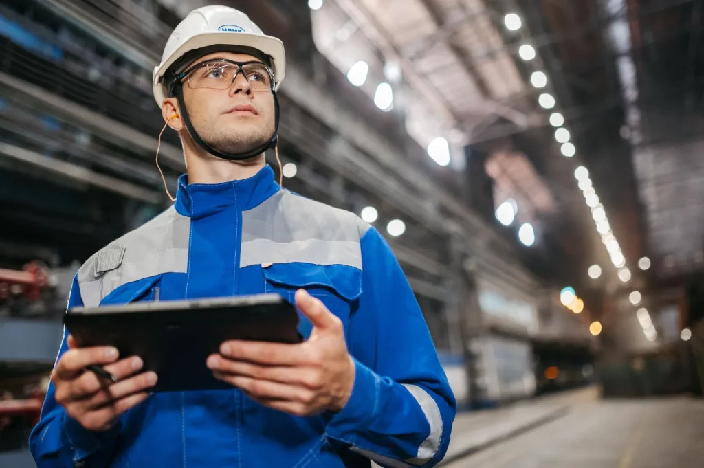 Kerja lapangan menggunakan sistem inspeksi digital berbasis tablet untuk checklist dan audit yang akurat