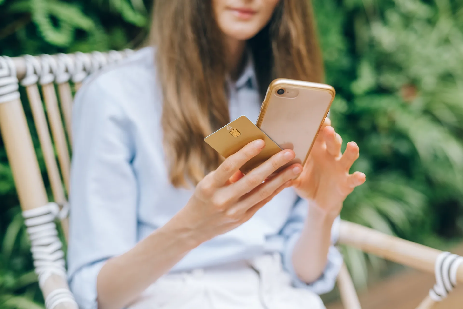 Pembeli memesan produk lewat ponsel, ilustrasi instant checkout WhatsApp untuk toko online yang memungkinkan transaksi tuntas langsung dari chat
